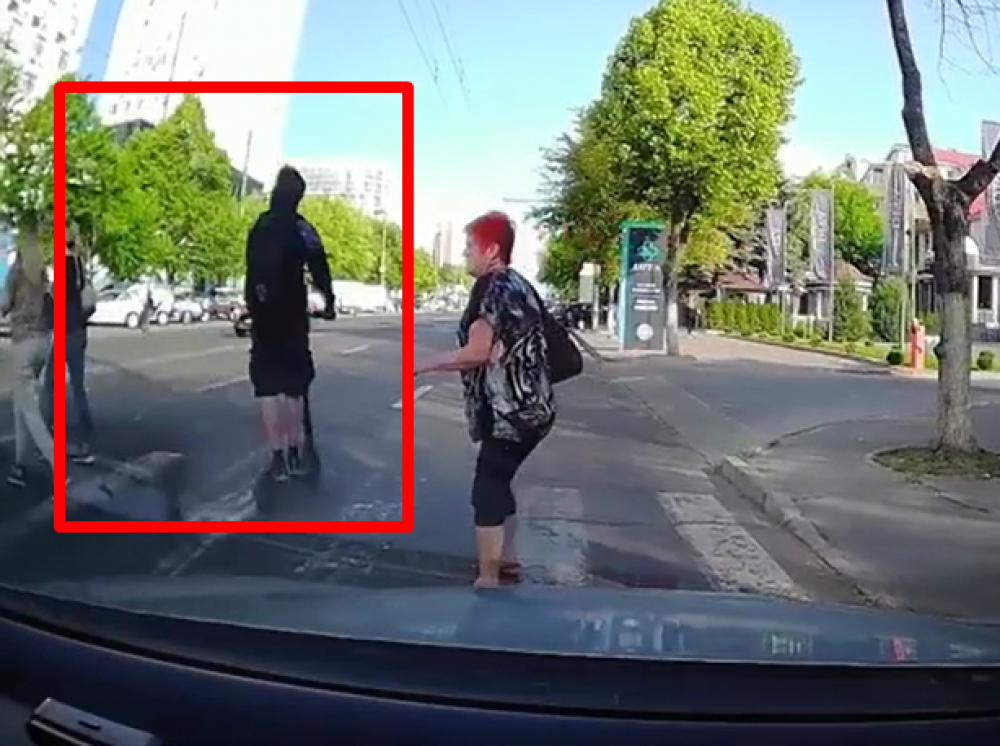 La un pas de tragedie. Momentul în care un tânăr pe trotinetă trece cu viteză printre pietonii de pe zebră